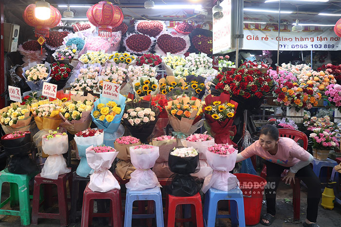 Nhieu cua hang trung bay san nhung bo hoa voi mau ma da dang, co cac muc gia khac nhau. Anh: Quynh Anh