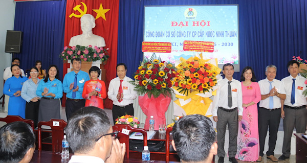Lanh dao LDLD tinh Khanh Hoa va lanh dao Cong ty tang hoa chuc mung dai hoi. Anh: Phuong Linh