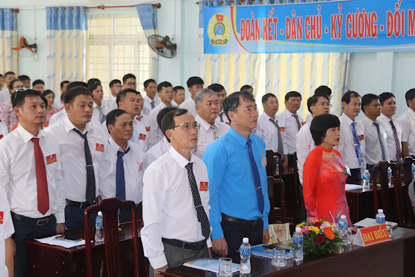 Cac dai bieu thuc hien nghi thuc chao co tai dai hoi. Anh: Phuong Linh