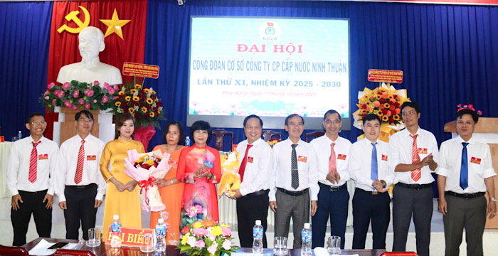 The leaders of the Khanh Hoa Provincial Federation of Labor congratulated the Executive Committee of the Ninh Thuan Water Supply Joint Stock Company's Trade Union, term XI, 2025-2030. Photo: Phuong Linh