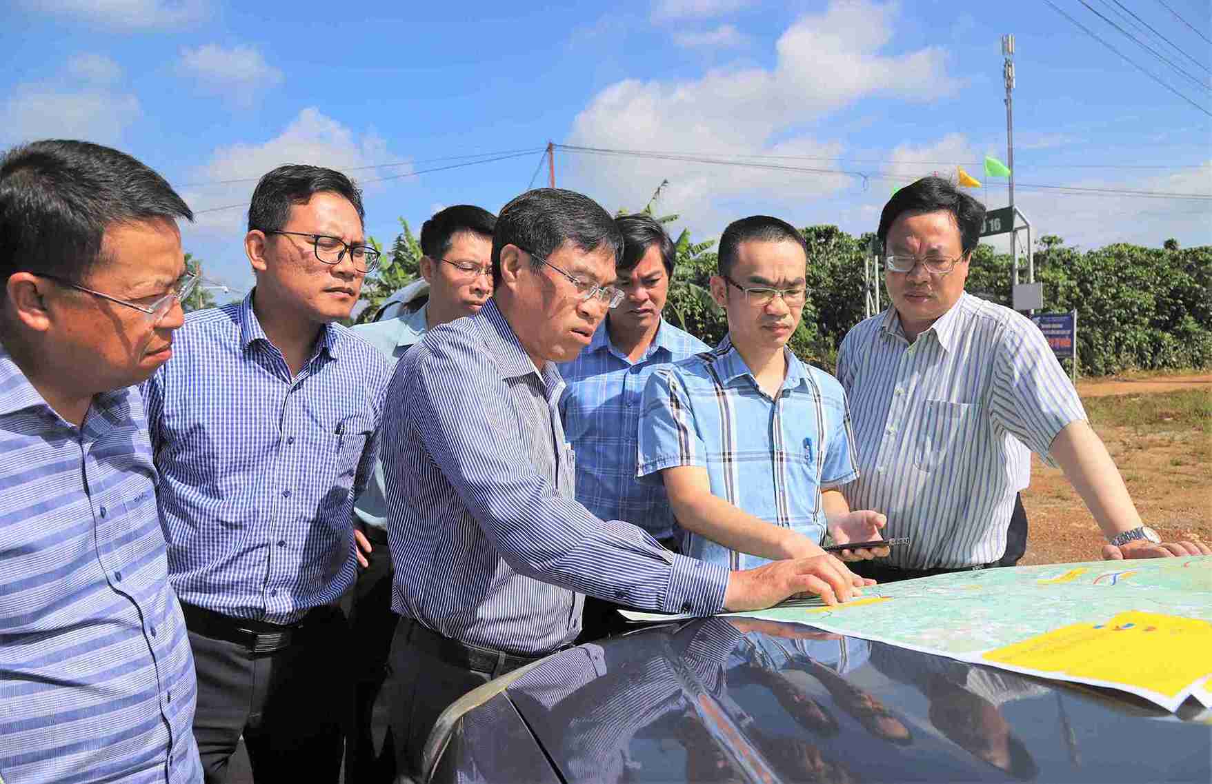 Lam Dong provincial leaders inspect the implementation of the Tan Phu - Bao Loc expressway project. Photo: Phuc Khanh