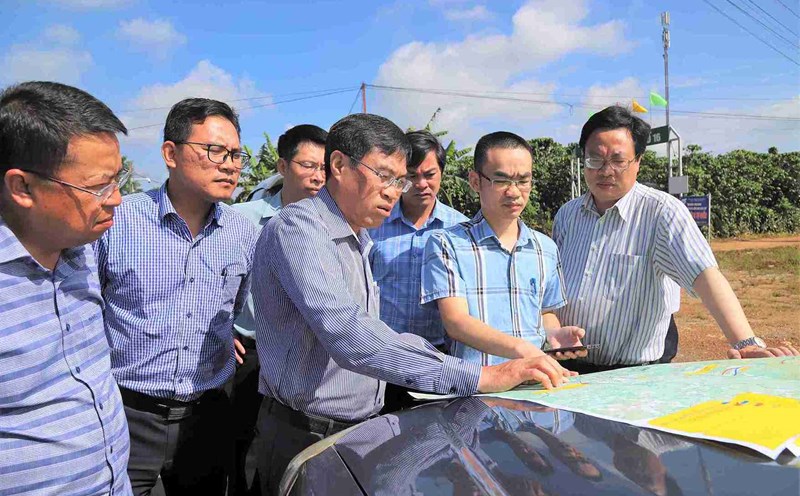 Lam Dong provincial leaders inspect the implementation of the Tan Phu - Bao Loc expressway project. Photo: Phuc Khanh