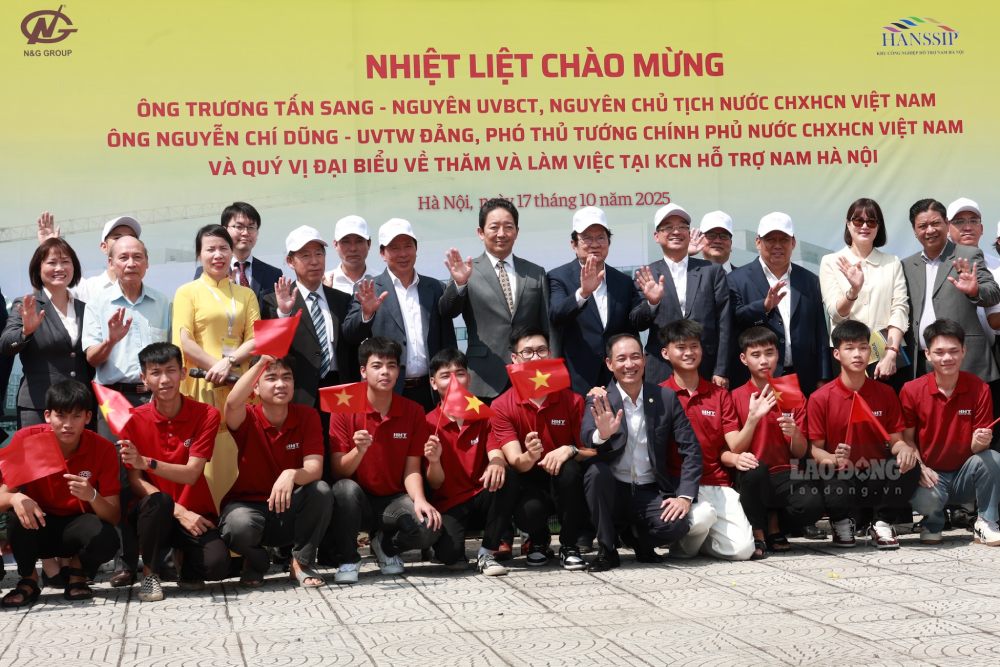 Cac dai bieu tai chuong trinh tham quan, khao sat tai Khu Cong nghiep Ho tro phia Nam Ha Noi. Anh: Hai Nguyen