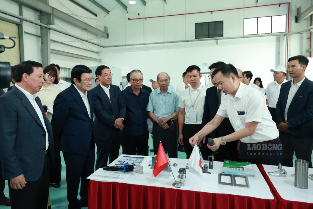 チュオン・タン・サン前大統領は、ハンシップ社の航空機および航空部品の製造を専門とする日本の翁長工場を訪問した。写真: ハイ・グエン