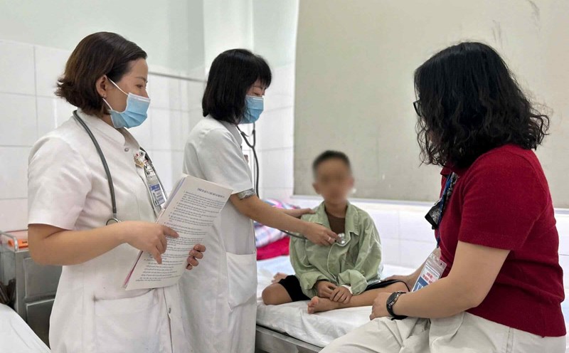 The weather changes to Fall - Winter is the period when infectious diseases arise and spread, especially respiratory diseases and digestive diseases. Photo: M. Trang.
