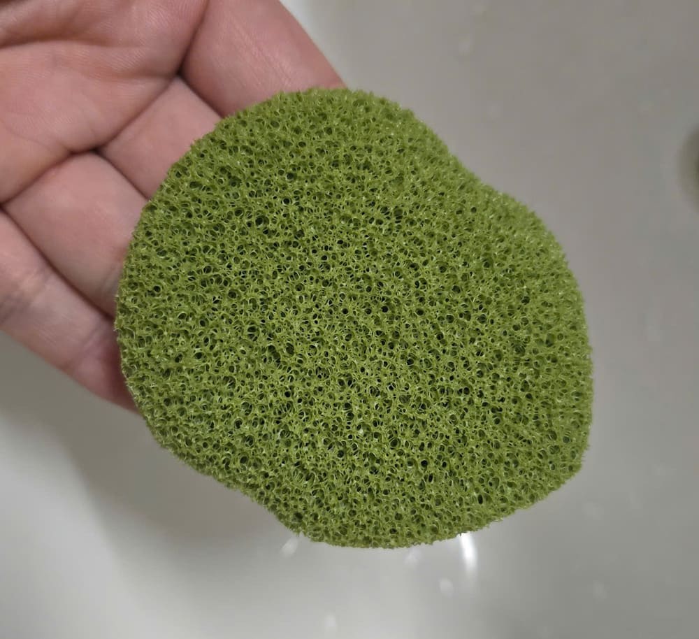 Using sponge to wash your face every day will help clean the skin effectively. Photo: Tuan Dat