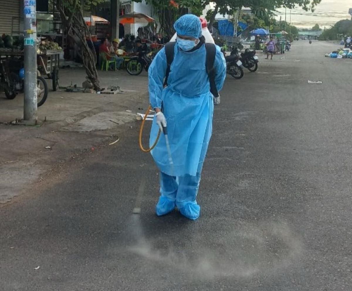 Phun thuoc sat trung noi co cho dai di qua o Lam Dong. Anh: Pham Duy