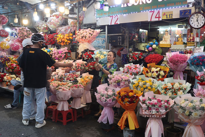 Before October 20, the buffalo brooms have hunted for flowers to give to loved ones at the largest fresh flower market in Ho Chi Minh City