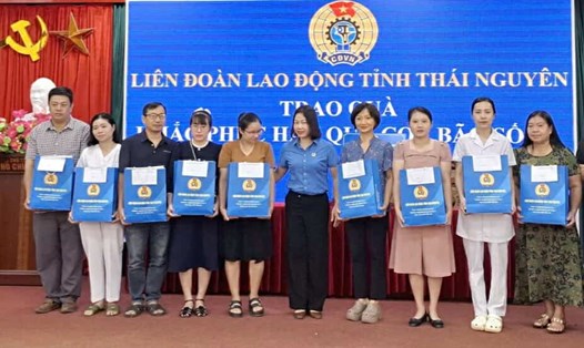Công đoàn Thái Nguyên thăm, trao quà cho đoàn viên bị ảnh hưởng bởi mưa lũ. Ảnh: Hà Hải