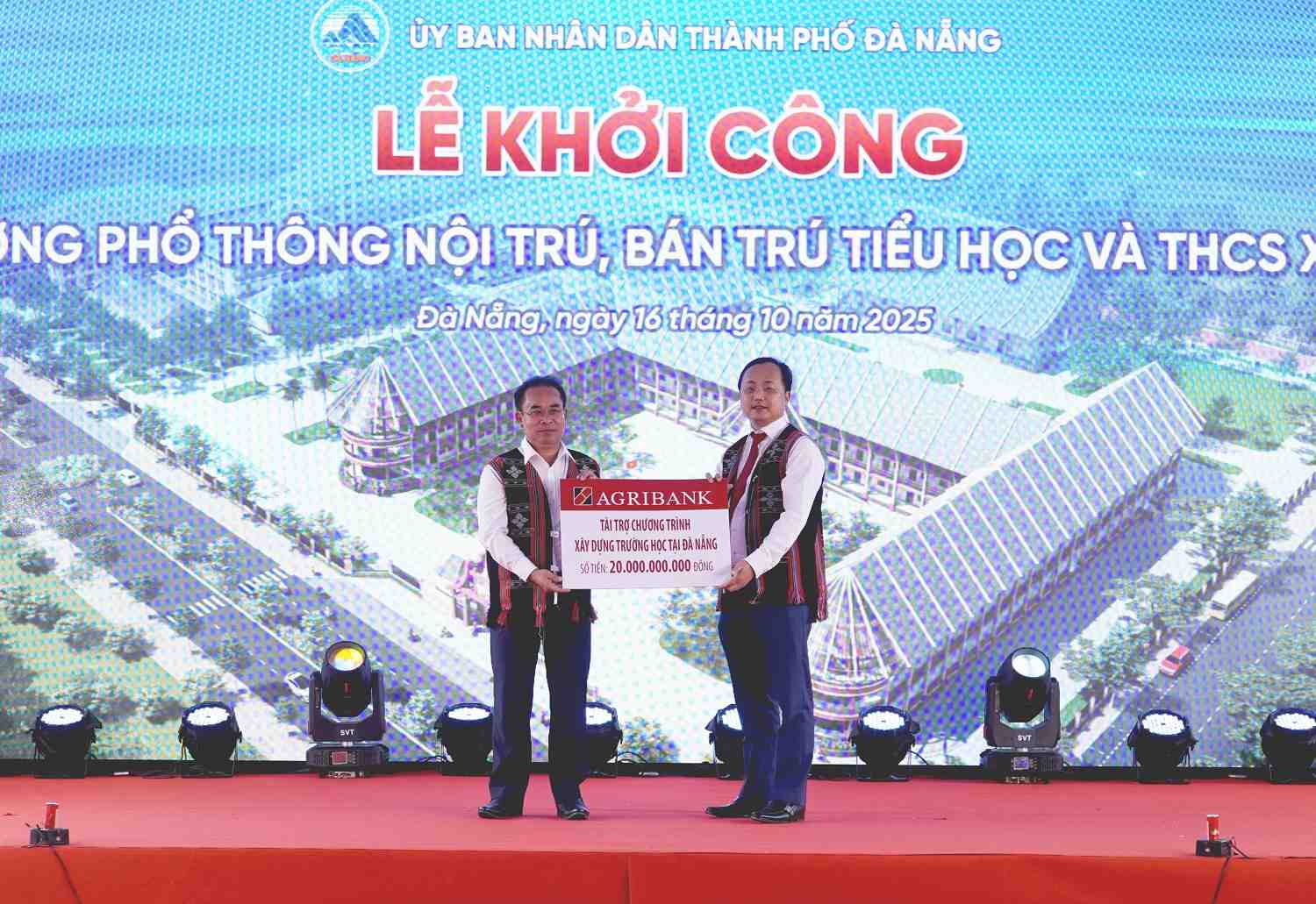 Dong chi To Huy Vu - Bi thu Dang uy, Chu tich HDTV da trao tang 20 ty dong tai tro “Chuong trinh xay dung truong hoc tai Da Nang”. Anh: Agribank