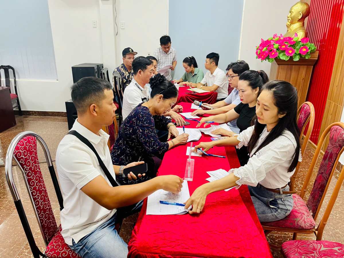 Phuong Gia Vien to chuc boc tham di chuyen cac ho dan tai 48 chung cu cu Dong Quoc Binh va chung cu A2 Van My. Ảnh: Phuong Gia Vien