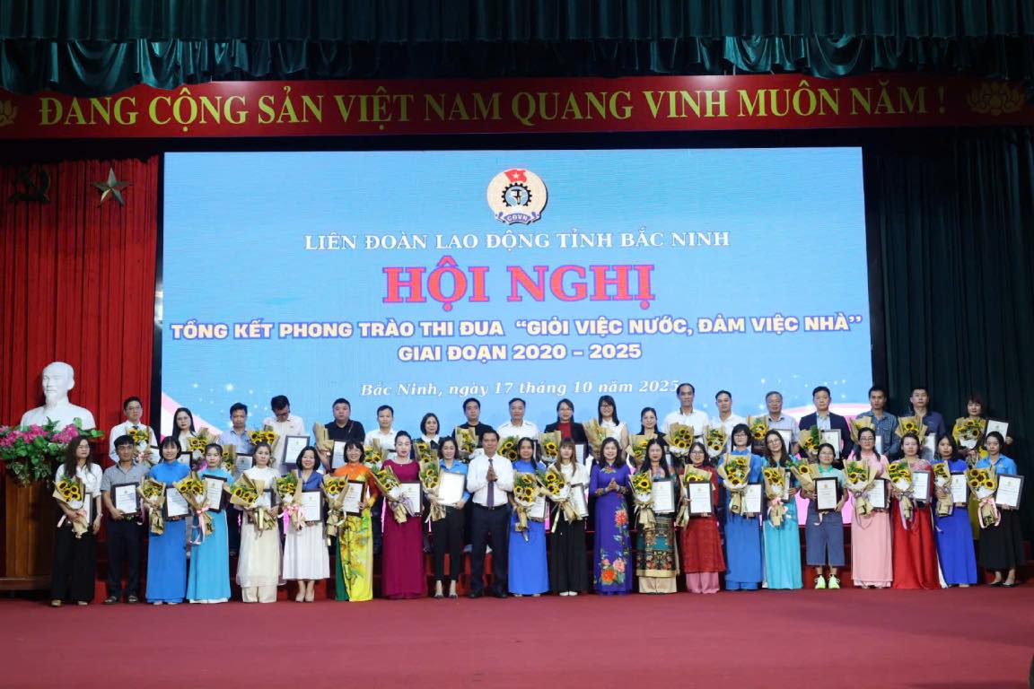 「水仕事、家事をこなす」運動で優れた50の団体、個人が会議で表彰状を受け取りました。写真:Quan Chien