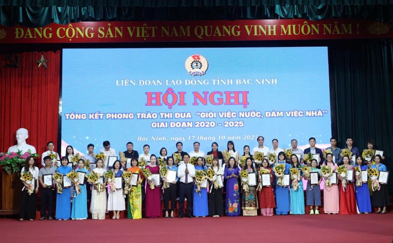 50 outstanding collectives and individuals in the "Good at public affairs, good at home affairs" movement received Certificates of Merit at the conference. Photo: Quyet Chien