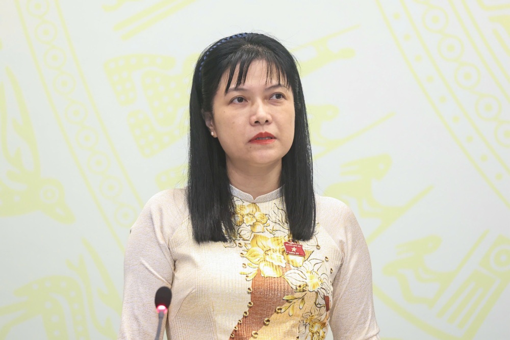 Vice Chairwoman of the National Assembly's Delegation Affairs Committee Ta Thi Yen informed about personnel work at the 10th Session. Photo: VPQH