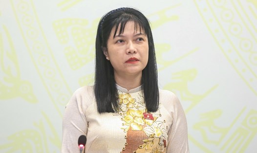 Phó Chủ nhiệm Ủy ban Công tác đại biểu của Quốc hội Tạ Thị Yên thông tin về công tác nhân sự tại Kỳ họp thứ 10. Ảnh: VPQH