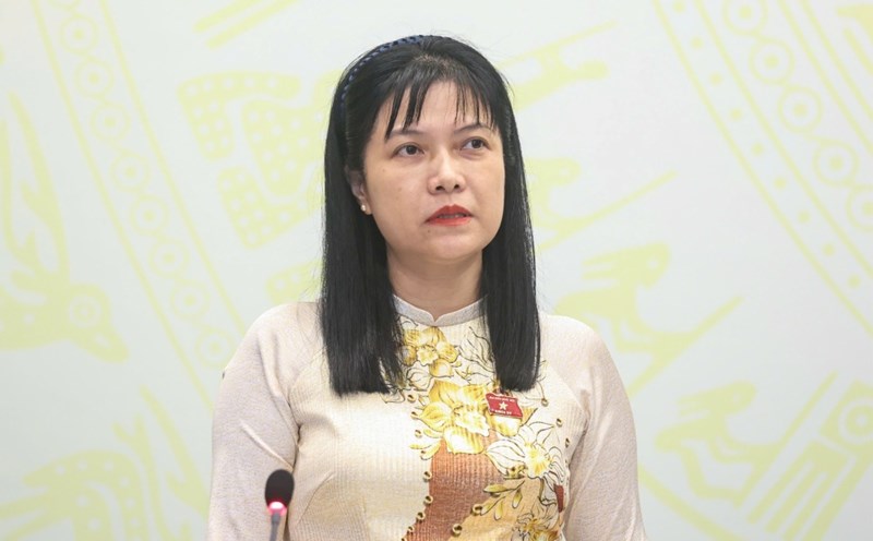 Vice Chairwoman of the National Assembly's Delegation Affairs Committee Ta Thi Yen informed about personnel work at the 10th Session. Photo: VPQH