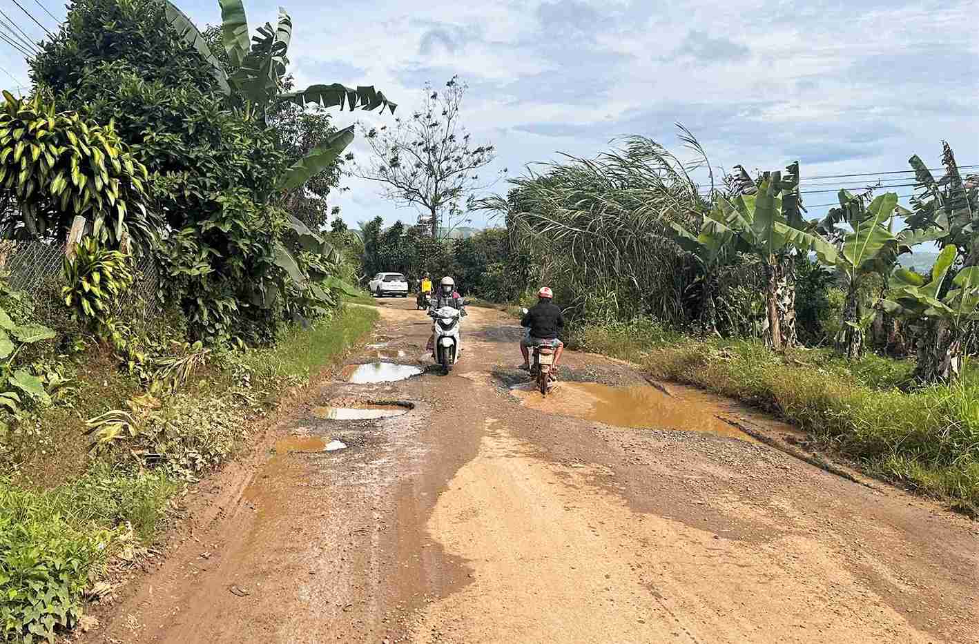 Mat duong nhieu o voi, ho sau khien viec di lai cua nguoi dan gap nhieu kho khan. Anh: Phuc Khanh
