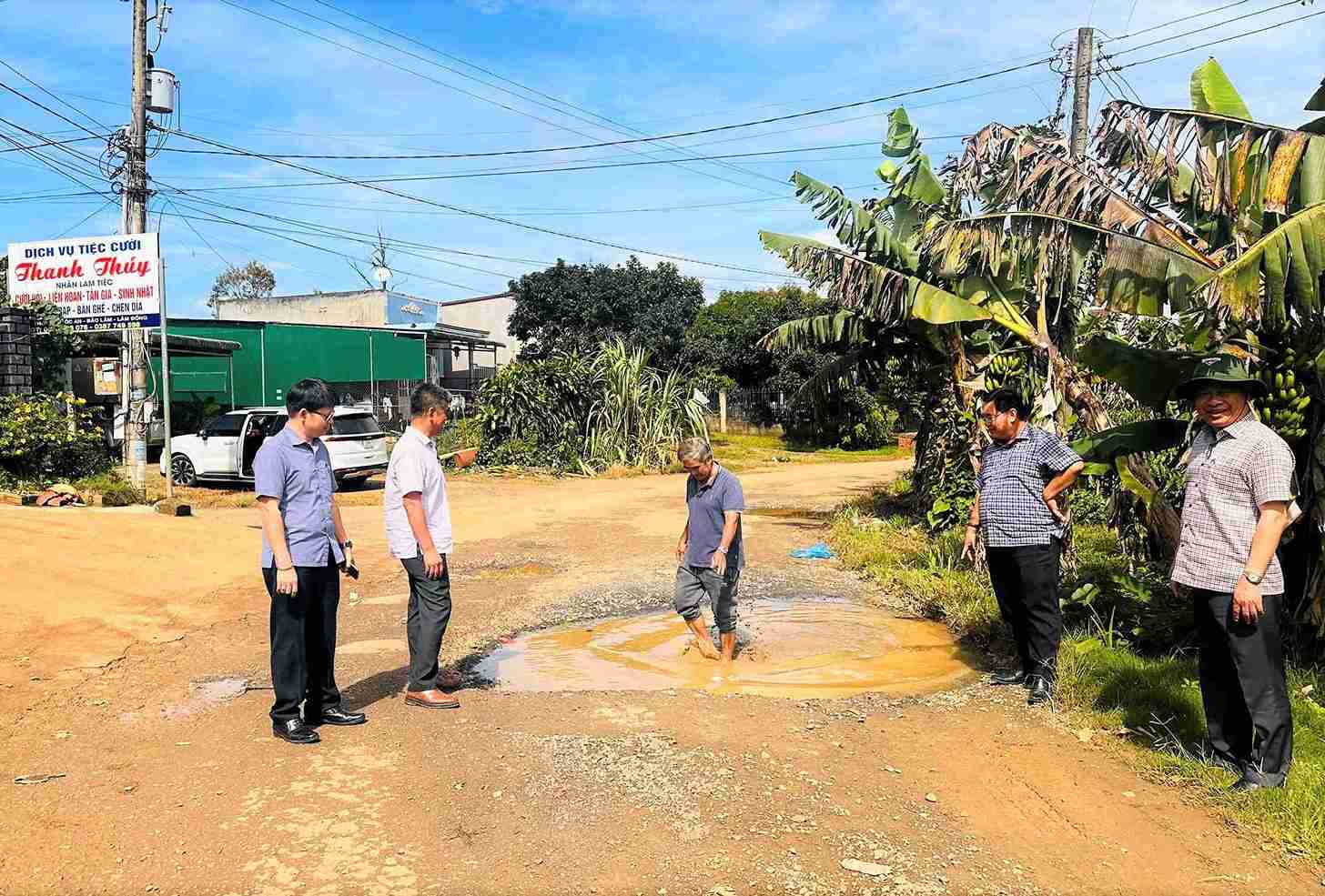 Lanh dao xa Bao Lam 2 (Lam Dong) kiem tra tuyen duong bi hu hong, xuong cap nghiem trong sau phan anh cua Bao Lao Dong. Anh: Phuc Khanh