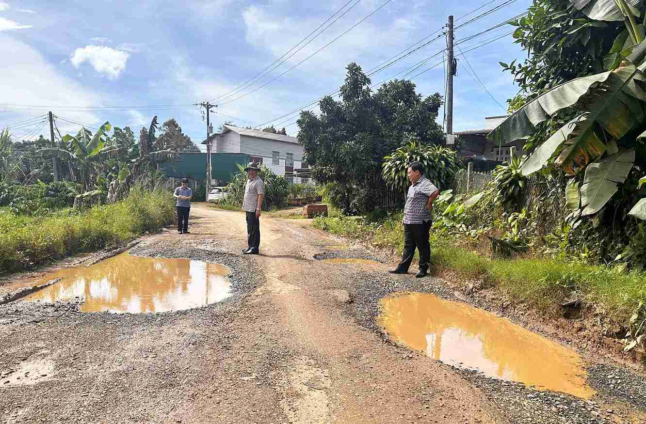 The leaders of Bao Lam 2 commune (Lam Dong) inspected the seriously damaged road. Photo: Phuc Khanh