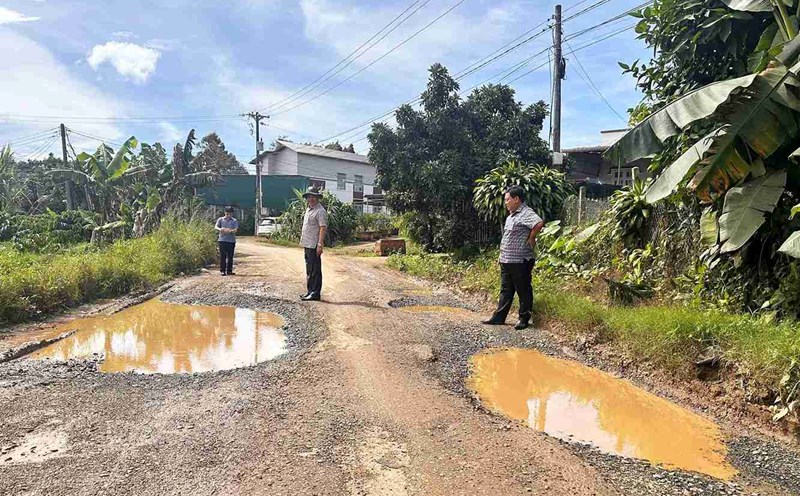 The leaders of Bao Lam 2 commune (Lam Dong) inspected the seriously damaged road. Photo: Phuc Khanh