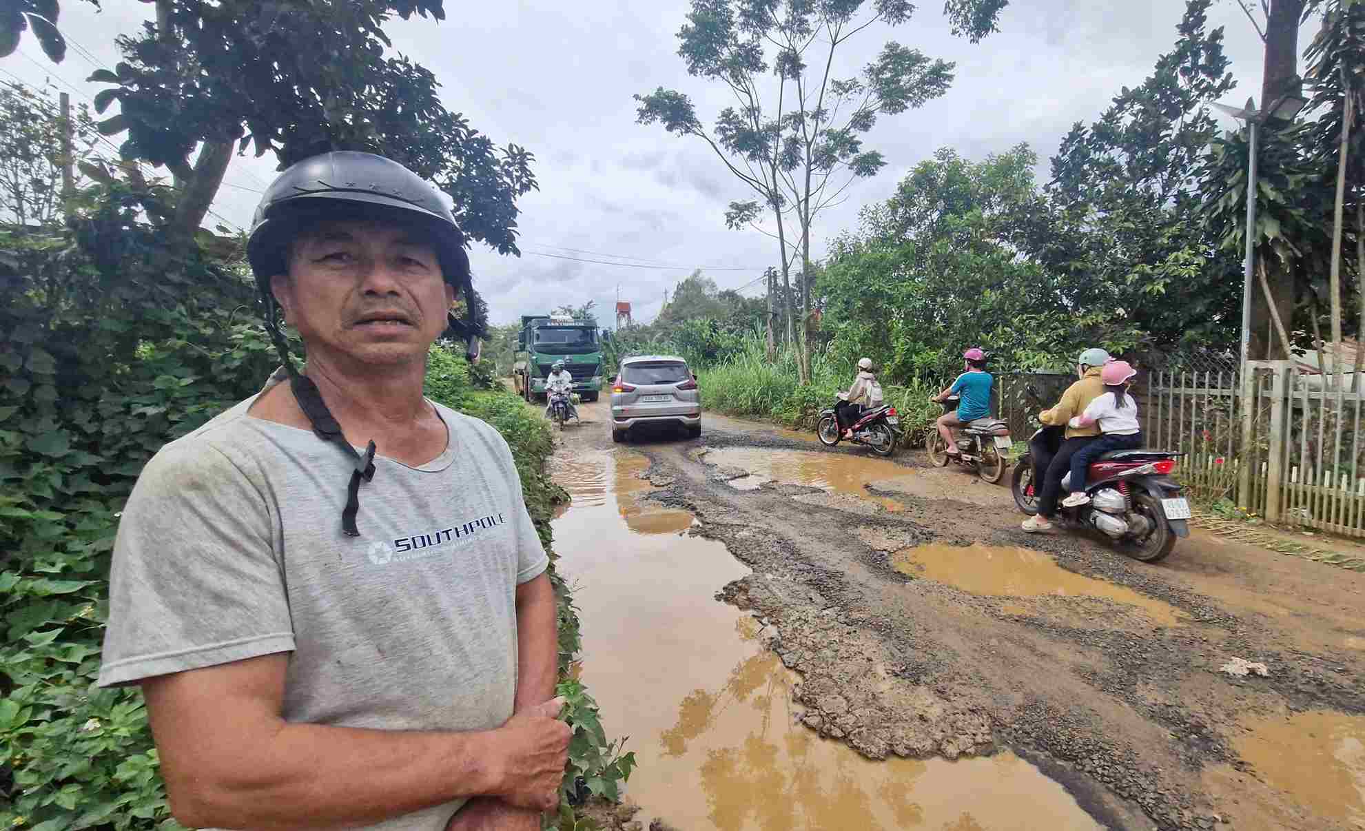 Nguoi dan mong muon tuyen duong som duoc dau tu nang cap, mo rong. Anh: Phuc Khanh