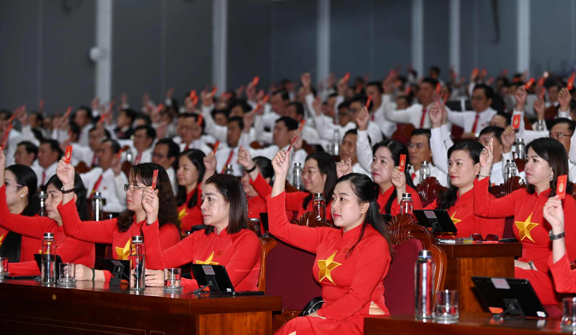 Dai bieu bieu quyet thong qua Nghi quyet cua Dai hoi dai bieu Dang bo tinh Ca Mau lan thu nhat, nhiem ky 2025 -2030. Anh: BTC dai hoi