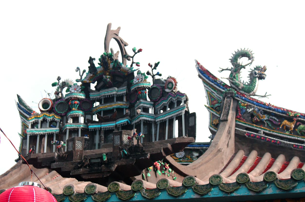 Goc mai gan thap gom mau duoc tao hinh nhu ngoi tho thu nho, ben trong co tuong cac vi tien, thanh than. Anh: Thanh Mai 