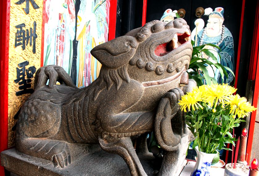 Can canh lan su bang da ngay cong ra vao. Anh: Thanh Mai 