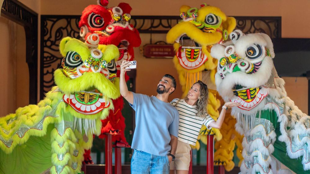 Khach du lich check-in Bao tang Lan - Su - Rong moi o Da Nang. Anh: So VHTTDL