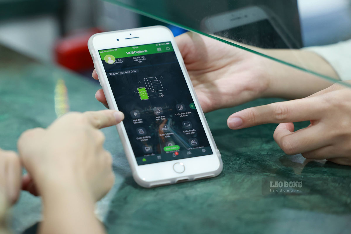 El Banco Comercial Conjunto de Acciones de Comercio Exterior de Vietnam (Vietcombank) anuncia la aplicacion de muchas nuevas medidas de seguridad para prevenir el fraude. Foto: Hai Nguyen.