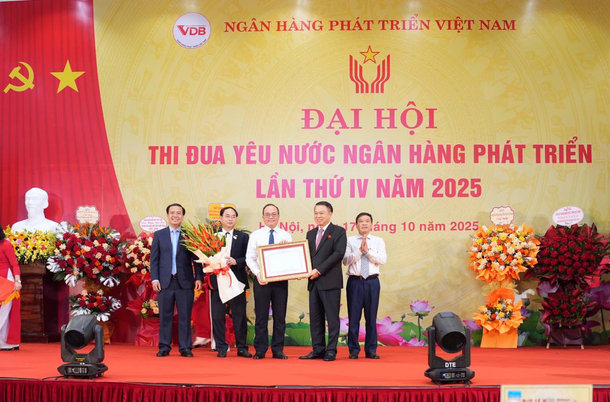Thua uy quyen Thu tuong Chinh phu, Thu truong Bo Tai chinh Nguyen Duc Chi trao Bang khen cua Chinh phu cho Ngan hang Phat trien Viet Nam. Anh: Duc Minh