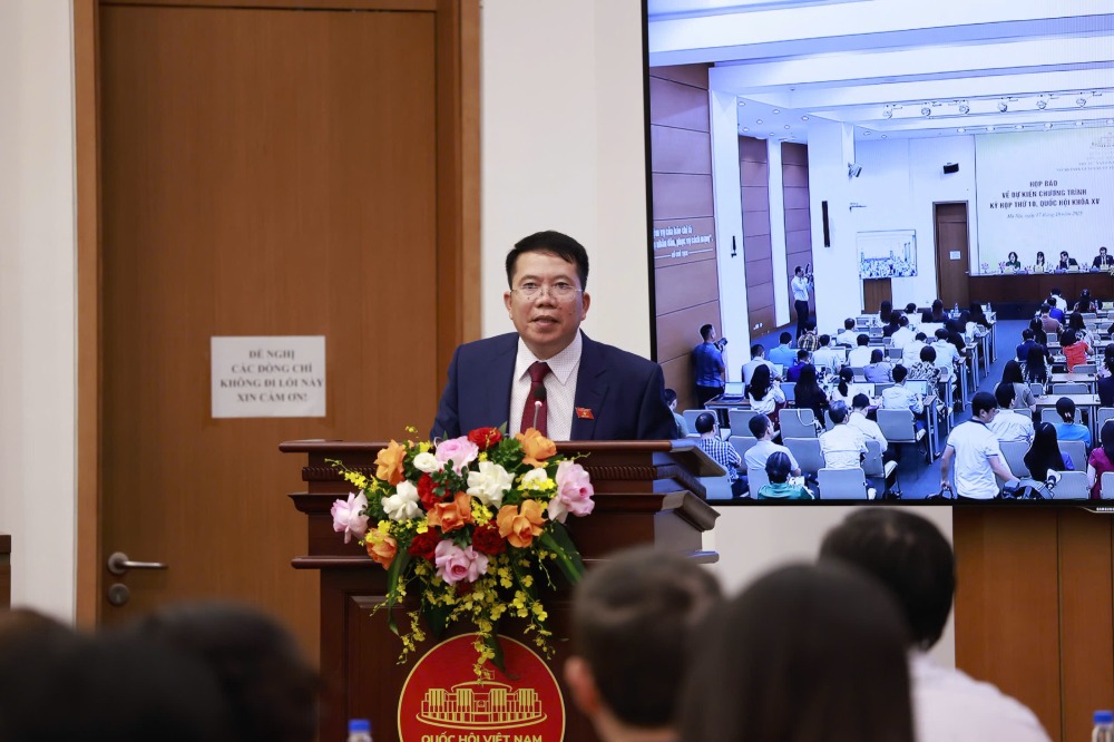 Deputy Head of the National Assembly Office Nguyen Van Hien informed about the 10th Session not organizing questions and answers directly. Photo: VPQH