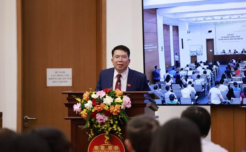 Deputy Head of the National Assembly Office Nguyen Van Hien informed about the 10th Session not organizing questions and answers directly. Photo: VPQH
