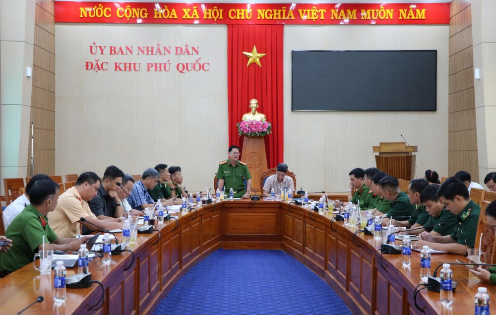 La reunion de trabajo con el Comite Popular de la Zona Especial de Phu Quoc tiene como objetivo evaluar el trabajo para garantizar la seguridad en algunas playas publicas y embarcaciones de transporte de pasajeros. Foto: Tien Dung