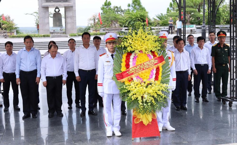 Doan cong tac dang hoa, tri an cac anh hung liet si. Anh: Hung Tho