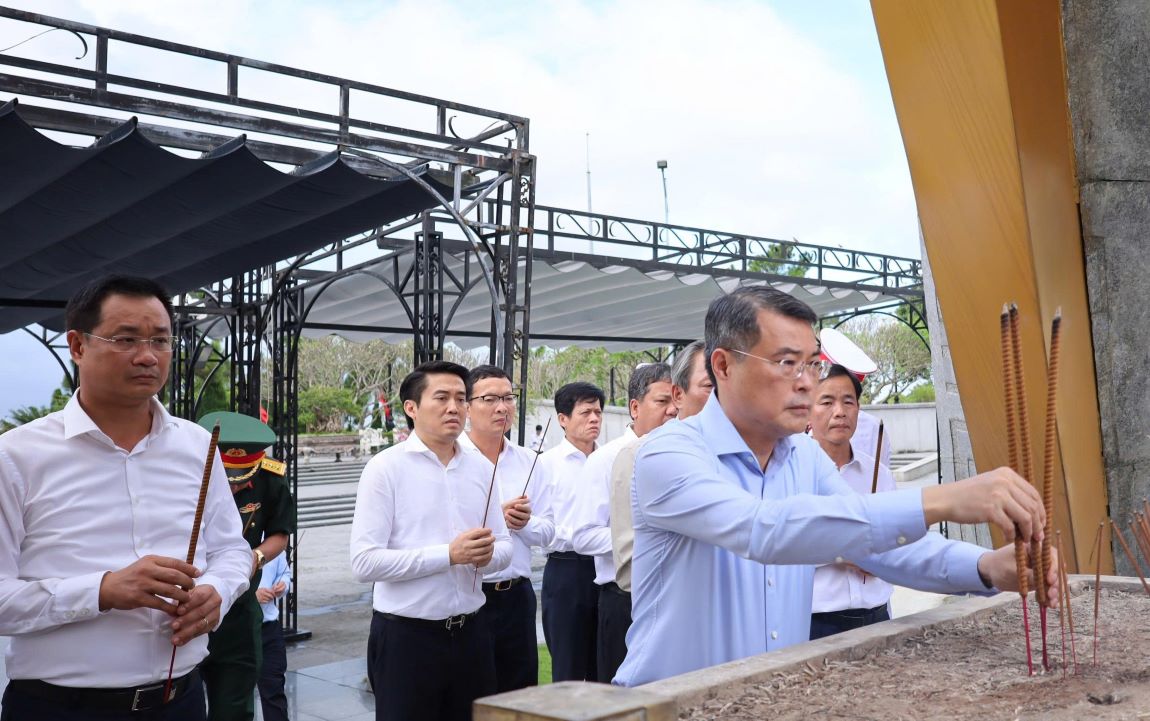 Head of the Central Organizing Committee Le Minh Hung and the working delegation offered incense to pay tribute to the heroic martyrs. Photo: Hung Tho