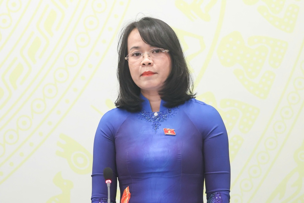 Ba Pham Thi Hong Yen tra loi tai hop bao ve du kien chuong trinh Ky hop thu 10. Anh: VPQH