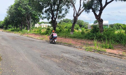 Người dân lo ngại tình trạng mặt đường hư hỏng tiềm ẩn nhiều nguy cơ xảy ra tai nạn giao thông. Ảnh: Tấn Mạnh