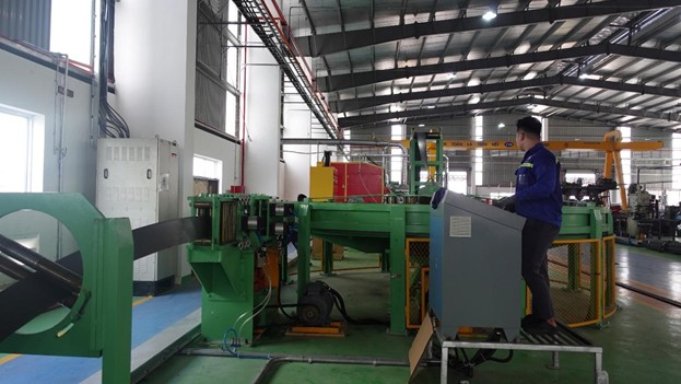 Hoat dong san xuat Ong thep luon day dien va phu kien tai nha may Cat Van Loi. Anh: Cat Van Loi