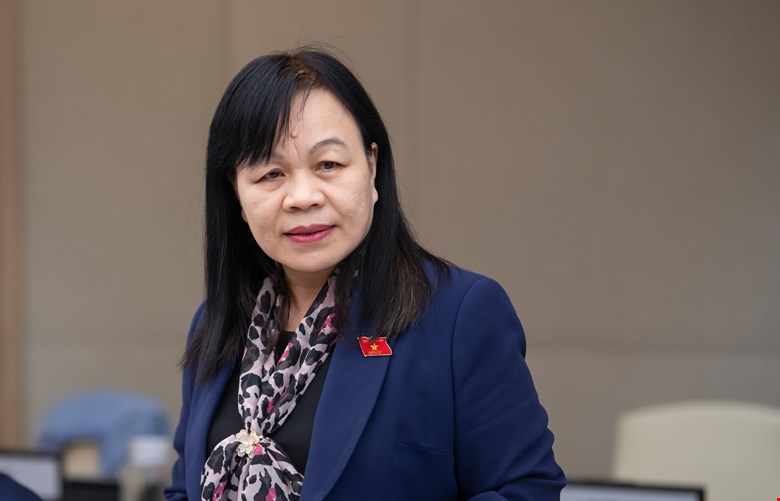 Vice Chairwoman of the Committee for Culture and Society Nguyen Thi Mai Hoa proposed to have a salary level commensurate with the salary of cadres and civil servants after the restructuring of the apparatus. Photo: Quochoi.vn