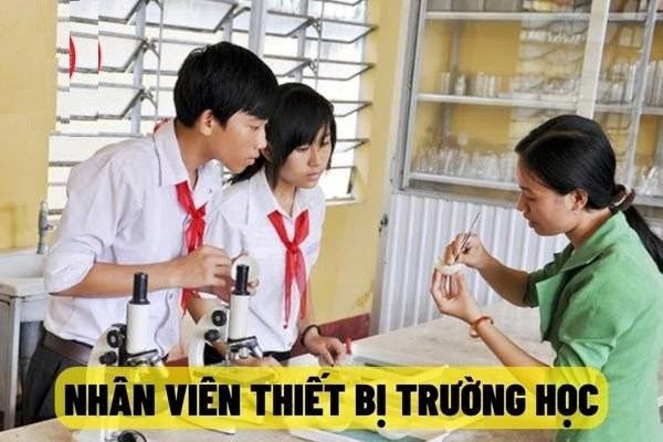Bo Giao duc va Dao tao da giai dap cau hoi cua nguoi dan ve van de xep luong doi voi nhan vien thiet bi truong hoc. Anh: Bich Ha