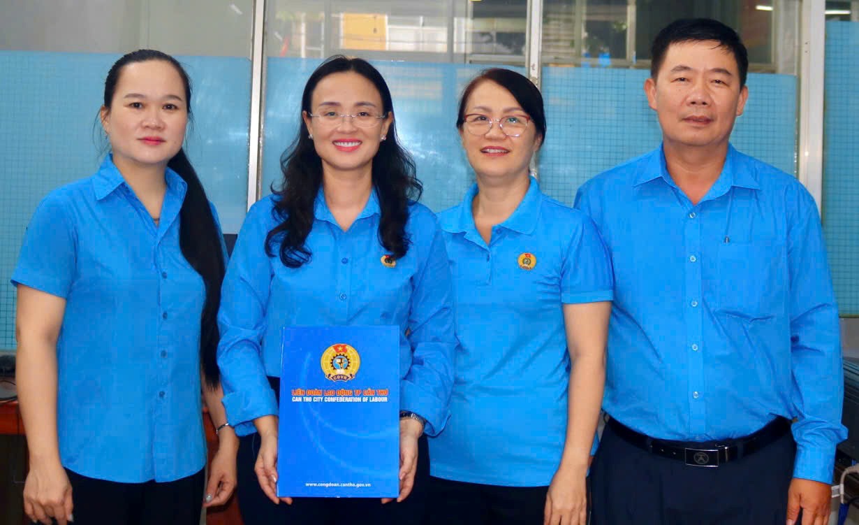 Dai dien Lanh dao LDLD TP Can Tho trao quyet dinh thanh lap Ban Quan ly Quy Tro von. Anh: Van Nhanh