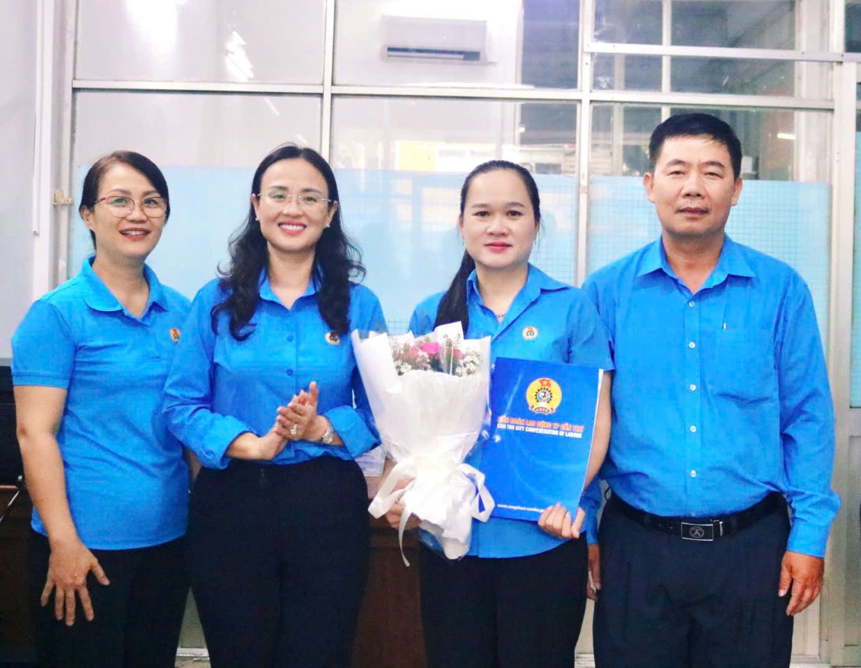 Ba Le Thi Suong Mai trao quyet dinh phan cong kiem nhiem Giam doc Quy Tro von. Anh: Van Nhanh