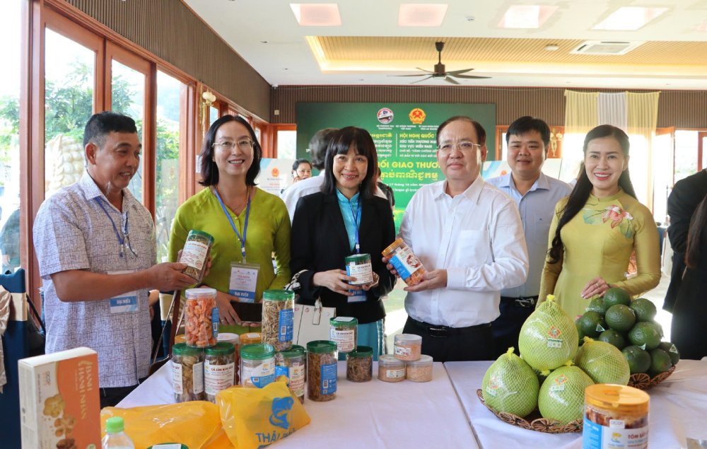 Cac dai bieu tham quan gian hang gioi thieu san pham dac trung cua cac dia phuong va doanh nghiep. Anh: Ngoc Mai