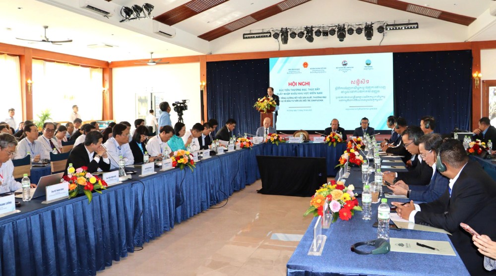 Conference sur la promotion du commerce et la promotion des importations et des exportations dans la region du Sud en 2025. Photo : Ngoc Mai