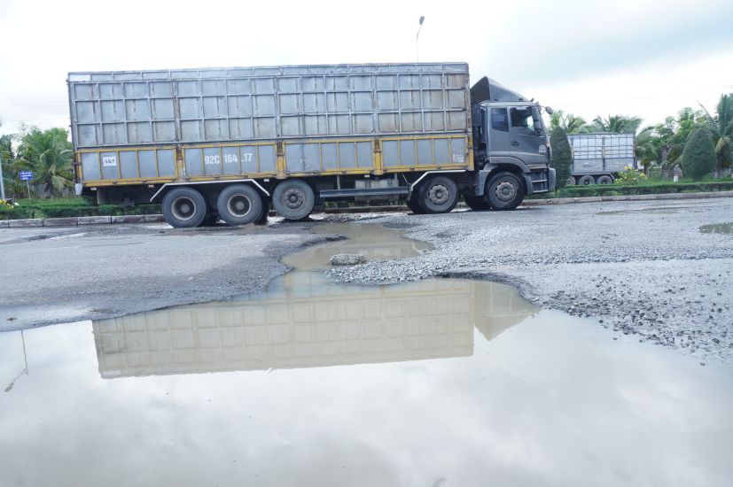 National Highway 24C, passing through Van Tuong Commune (Quang Ngai Province), is a vital route for transporting goods to and from Dung Quat Economic Zone and is seriously degraded. Photo: Vien Nguyen