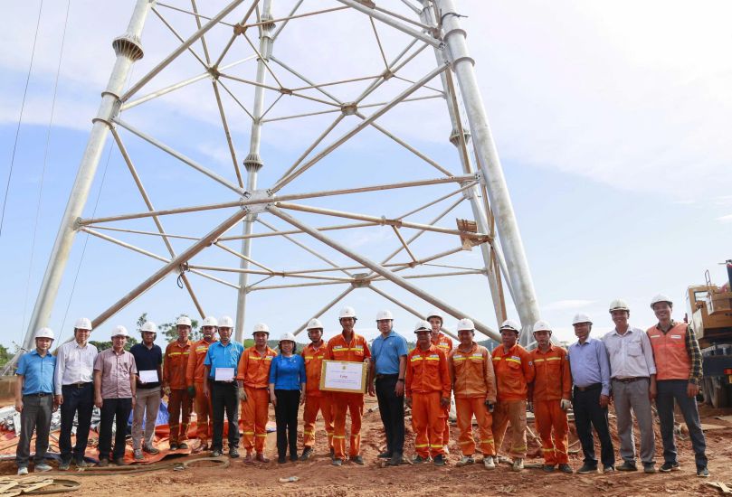 Permanent Vice President of the Vietnam General Confederation of Labor Thai Thu Xuong presented gifts to encourage workers constructing the 500kV Lao Cai - Vinh Yen line on August 8, 2025. Photo: Dac Cuong