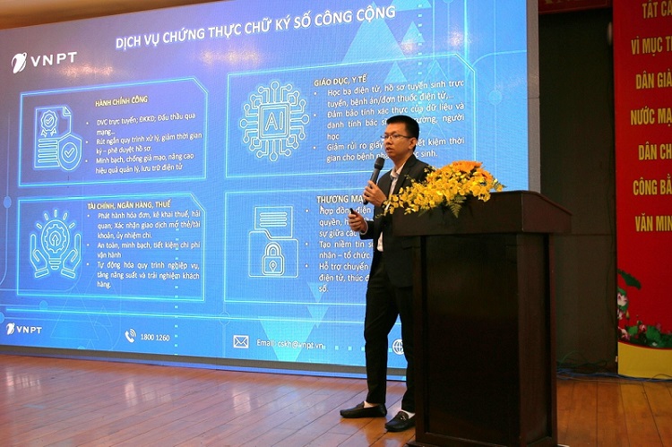 Ong Do Ke Cong – Pho giam doc Trung tam dich vu so Doanh nghiep VNPT Vinaphone gioi thieu cac dich vu so tin cay cua VNPT