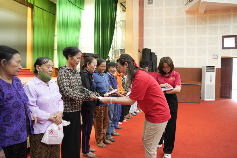 The Trade Union of Cua It - A Chau Technology Company Limited has returned to Thanh Hoa to provide support to people affected by floods. Photo: Lam Truong