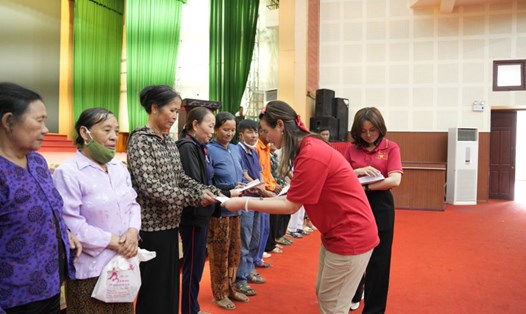 CĐCS Công ty TNHH Kỹ nghệ Cửa Ý - Á Châu đã về Thanh Hóa trao hỗ trợ cho người dân bị bão lũ. Ảnh: Lâm Trường